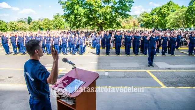 katasztrófavédelem: Esküt tettek a most végzett tűzoltók