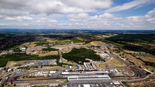 A szurkolók már a pénteki szabadedzéseken is nagy számban töltötték meg a Hungaroring lelátóit.