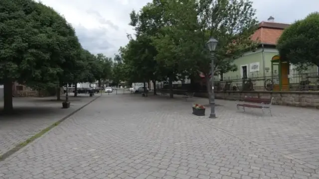 Ezrest rabolt egy gyermektől