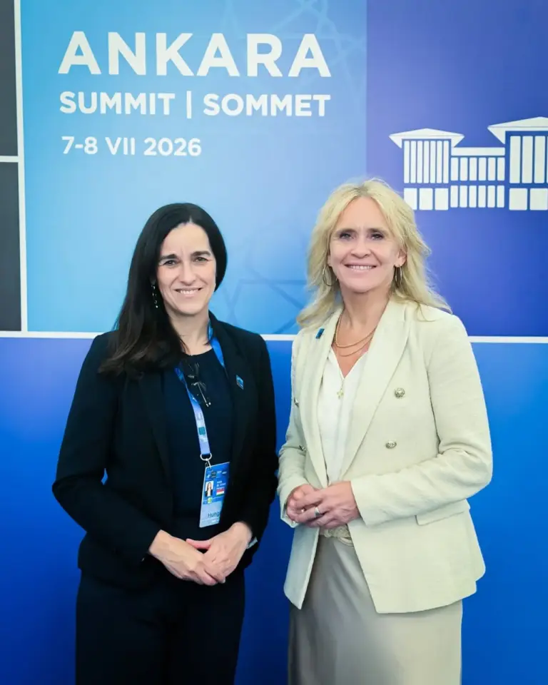 Kétoldalú egyeztetéseket folytatott az ankarai NATO-csúcson Orbán Anita