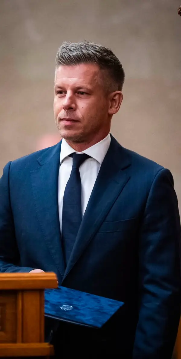 Parlamenti hagyományok és a választási korhatár reformja