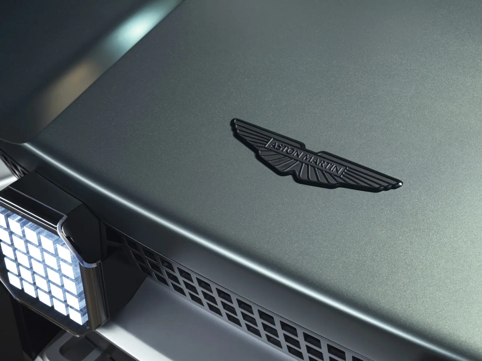 Dreadnought: A Call of Duty-ban debütál az Aston Martin taktikai SUV-ja