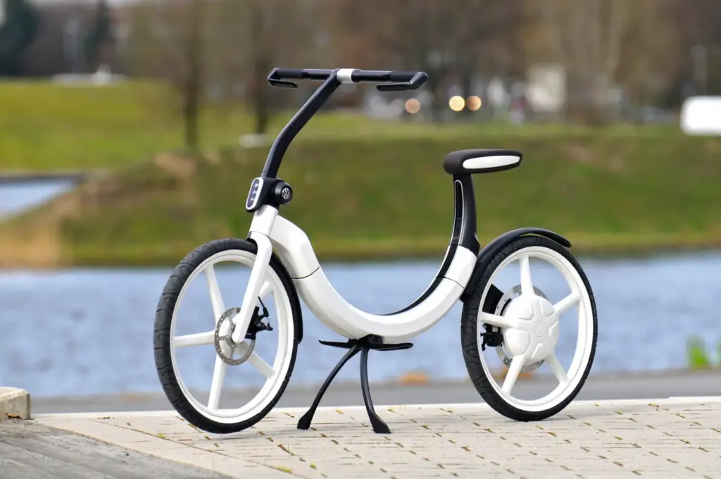 Autós technológiával teszi biztonságosabbá az e-bike-ozást a Volkswagen