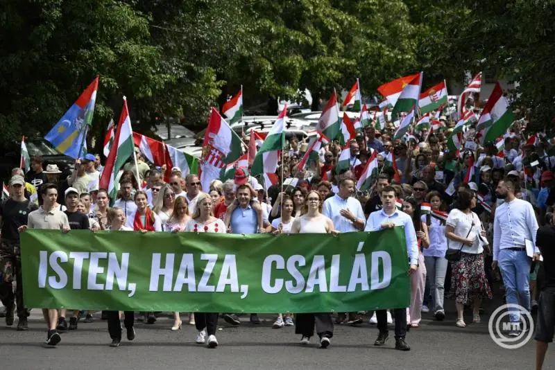 Családi büszkeség menete: a Mi Hazánk a hagyományos értékek mellett állt ki Budapesten