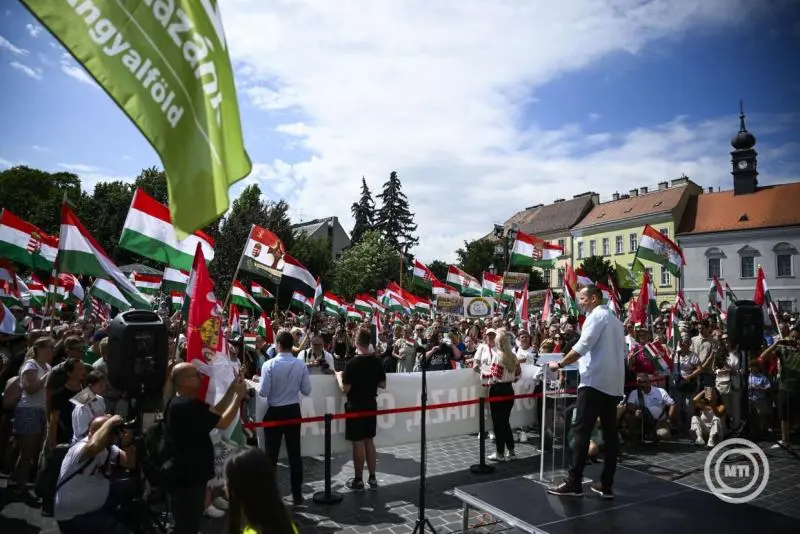 Családi büszkeség menete: a Mi Hazánk a hagyományos értékek mellett állt ki Budapesten