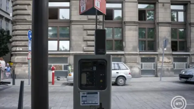 Eltérő gyakorlat a budapesti parkolásban: mi történik a parkolóórákkal?