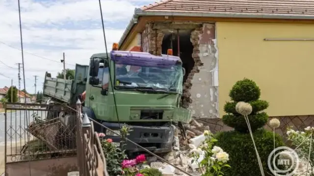Súlyos közlekedési baleset Zalaegerszegen: házfalnak csapódott egy teherautó
