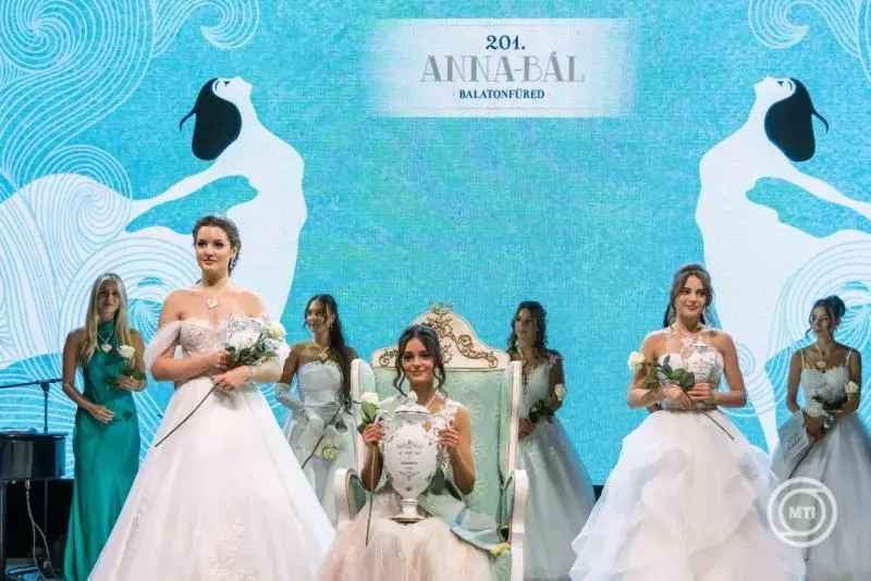 Windisch Laura lett a 201. Anna-bál szépe Balatonfüreden