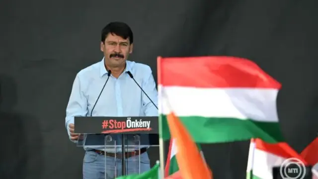 Tüntetést szervezett a Fidesz és a KDNP a Sándor-palotánál Sulyok Tamás védelmében