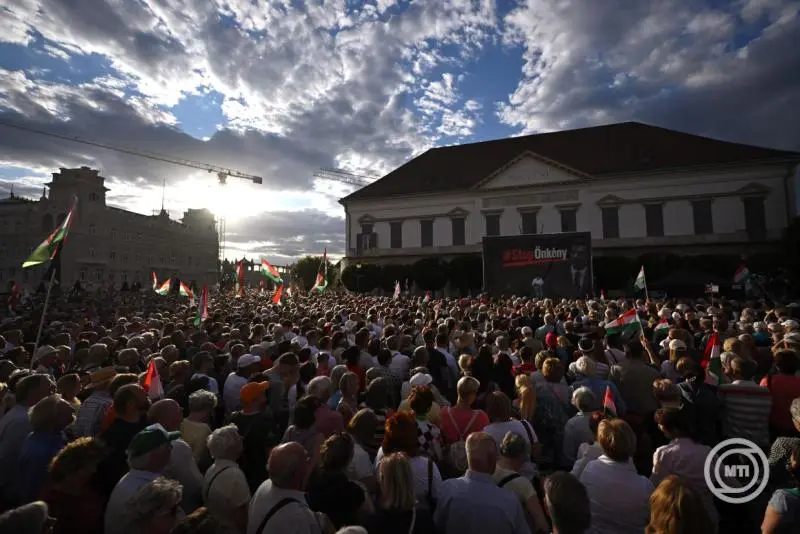 Tüntetést szervezett a Fidesz és a KDNP a Sándor-palotánál Sulyok Tamás védelmében