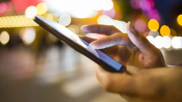 Így enyhíthetjük a mobilozás okozta kéz- és hüvelykujjfájdalmat
