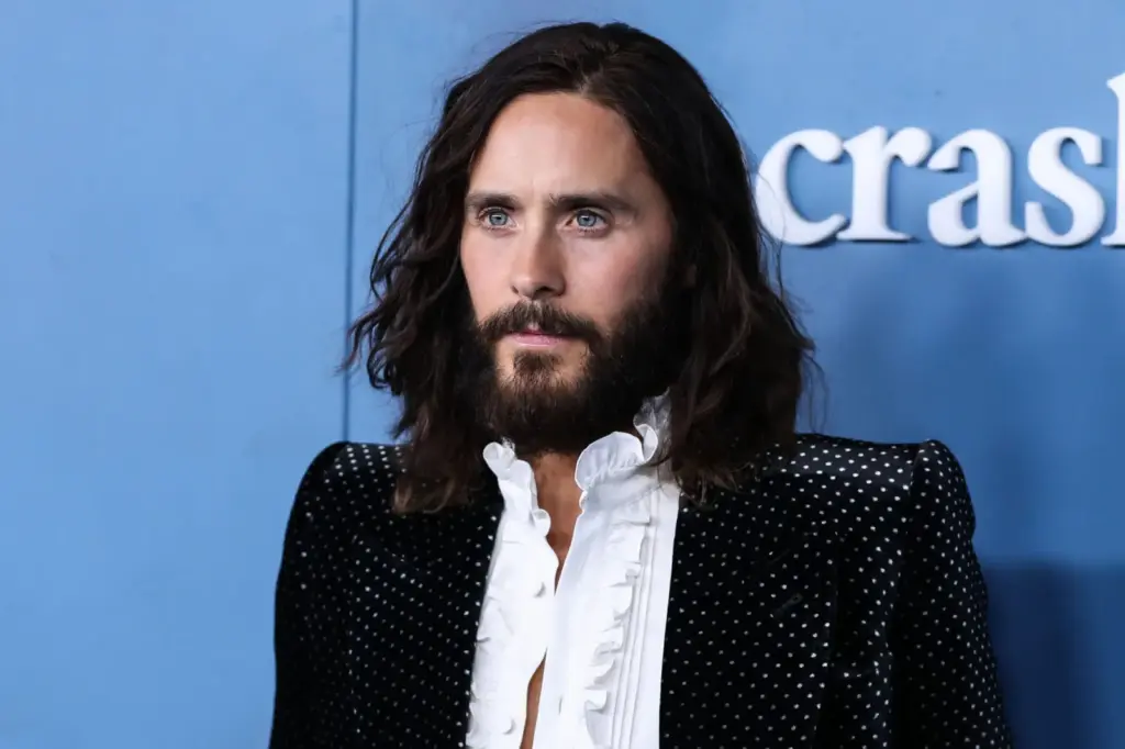 Súlyos vádak Jared Leto ellen: bűncselekményekkel vádolják a színészt