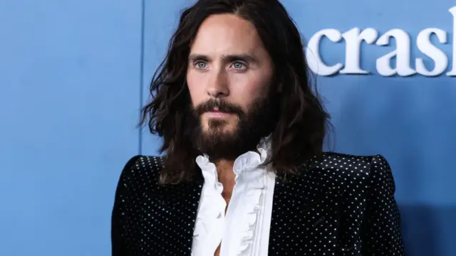 Súlyos vádak Jared Leto ellen: bűncselekményekkel vádolják a színészt