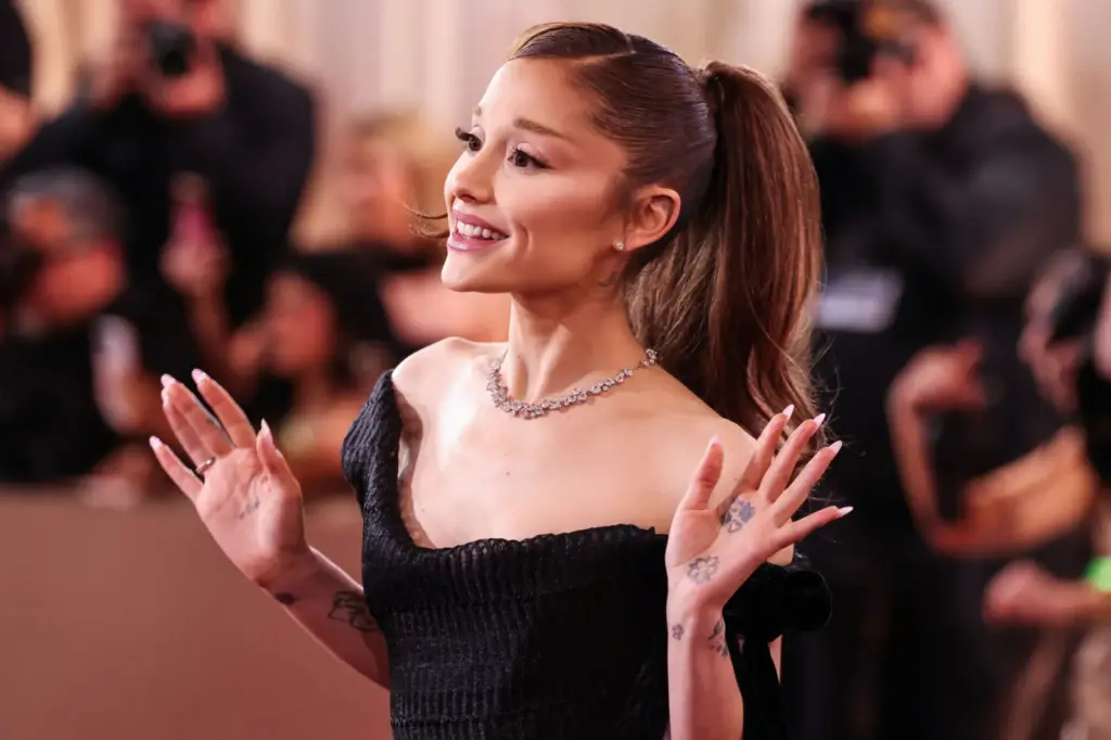 Ariana Grande beperelte a kiadatlan dalait és felvételeit ellopó hackereket