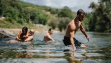 Vadvízi úszás: mennyire biztonságos a természetes vizekben fürdeni?