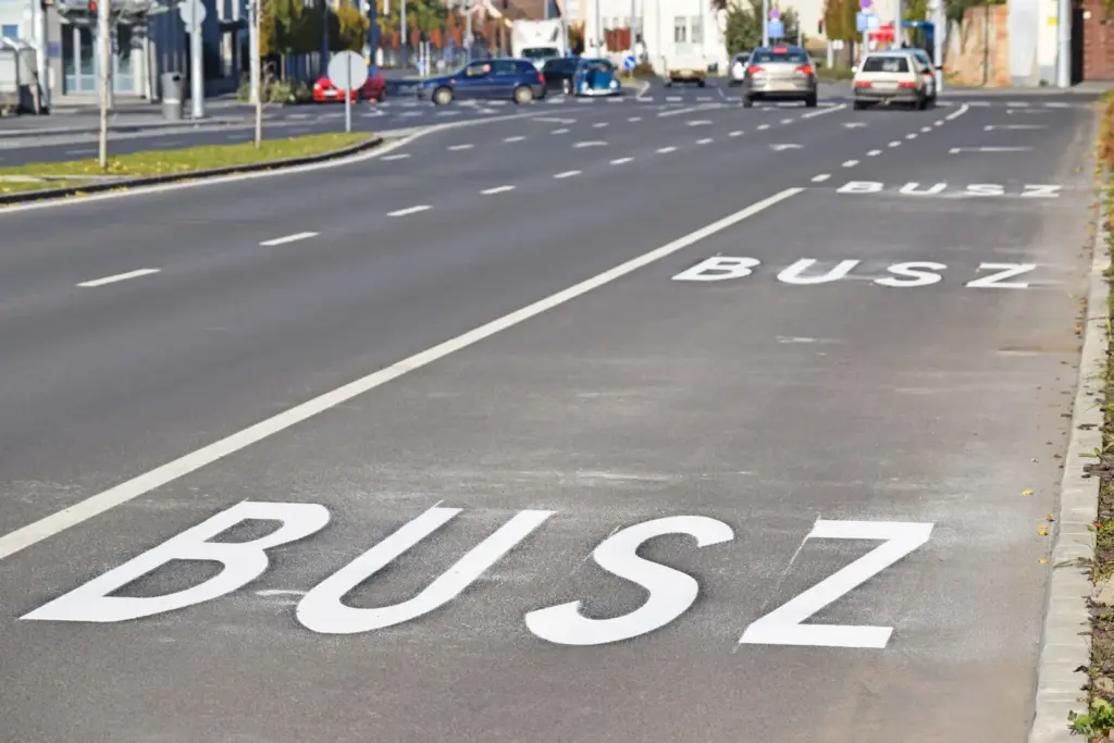A buszsáv nem az autósok gyorsítósávja – videón a rendőrségi ellenőrzés