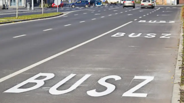 A buszsáv nem az autósok gyorsítósávja – videón a rendőrségi ellenőrzés