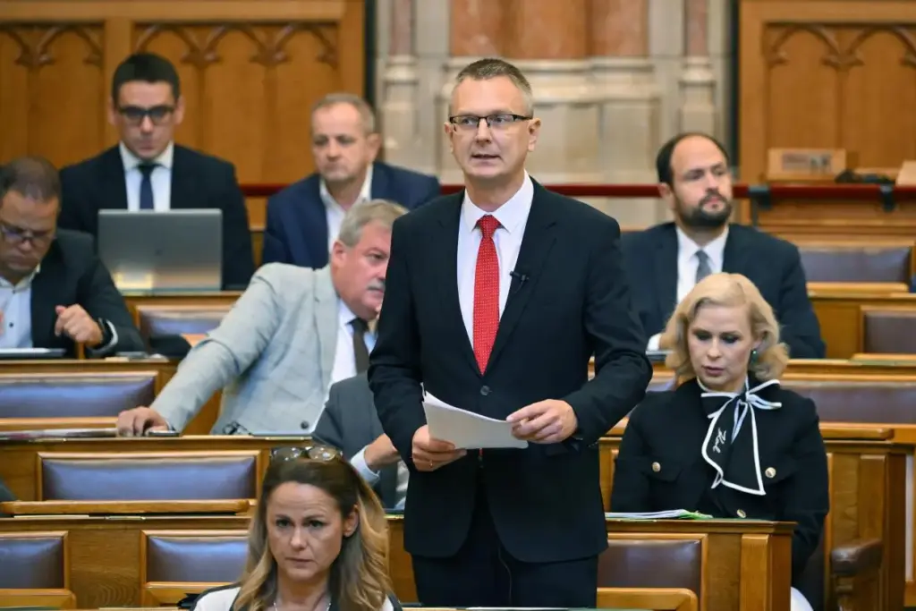 A védett üzemanyagárak azonnali visszavezetését követeli a KDNP