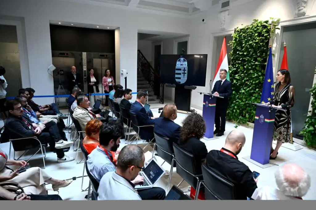 Csökkenti az állami cégek vezetőinek számát és fizetését a kormány