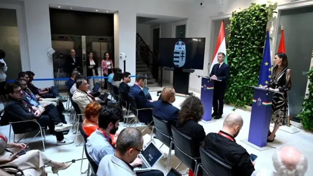 Csökkenti az állami cégek vezetőinek számát és fizetését a kormány