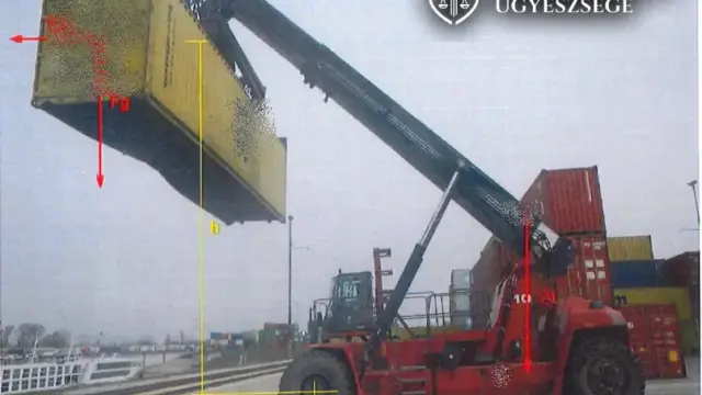 Rázuhant a 27 tonnás konténer a kamionra Csepelen, vádat emeltek