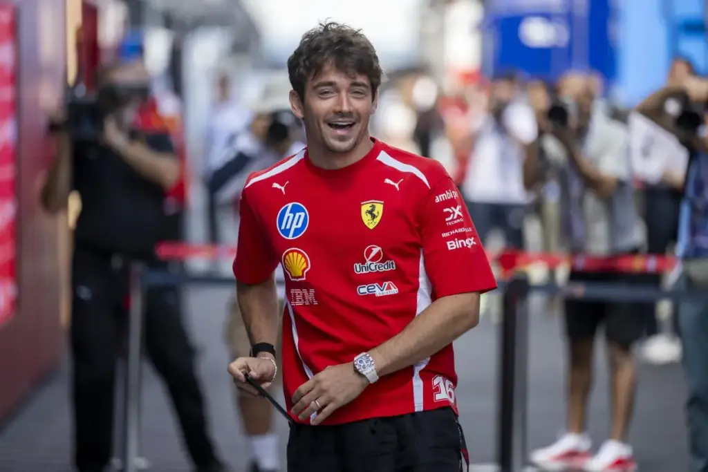 Gulyás Michelle a Magyar Nagydíjon szurkol a Ferrari pilótájának