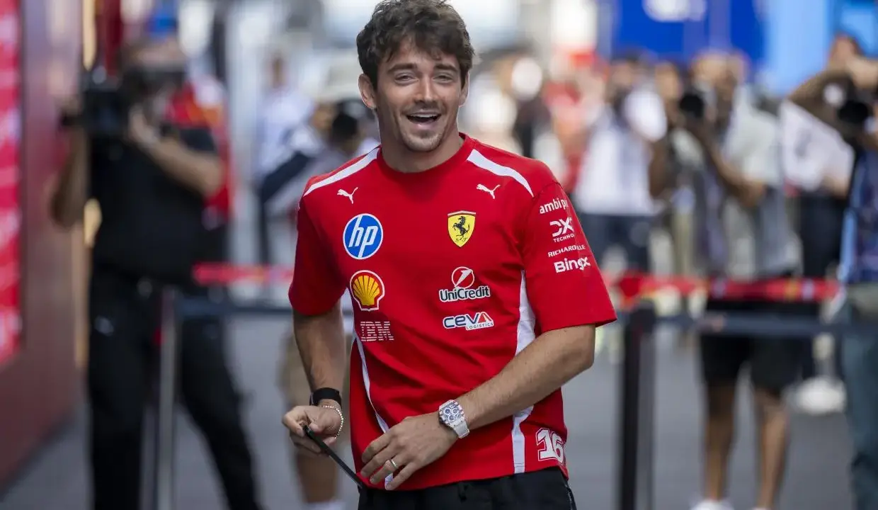 Gulyás Michelle a Magyar Nagydíjon szurkol a Ferrari pilótájának