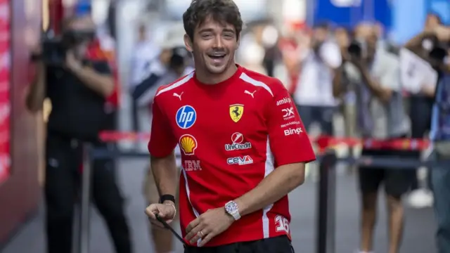 Gulyás Michelle a Magyar Nagydíjon szurkol a Ferrari pilótájának