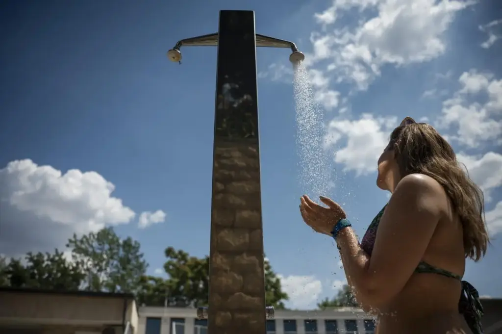 Harmadfokú hőségriasztást rendeltek el az egész ország területére
