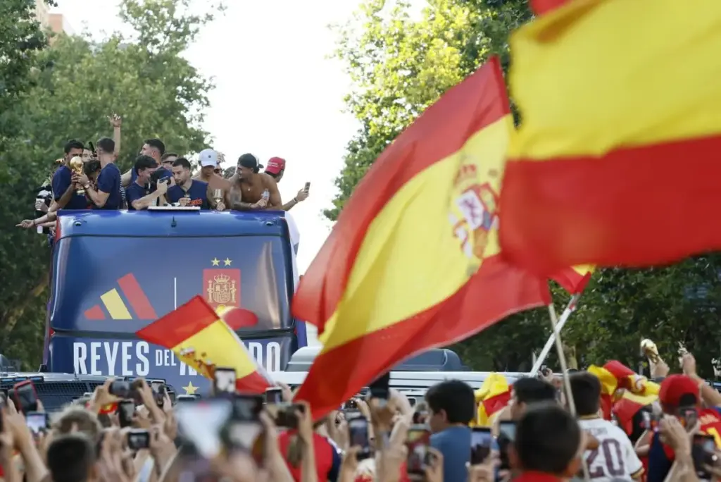 Hatalmas tömeg köszönti a világbajnok spanyol labdarúgókat Madrid utcáin