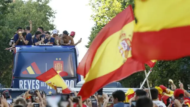 Hatalmas tömeg köszönti a világbajnok spanyol labdarúgókat Madrid utcáin