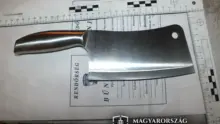 Bárddal fenyegetett egy férfit a vallása miatt az egri Dobó téren