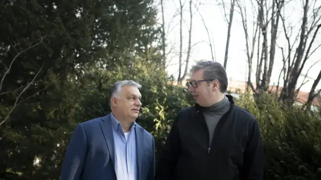 Vučić autóval kampányol: Orban bukott stratégiáját követi