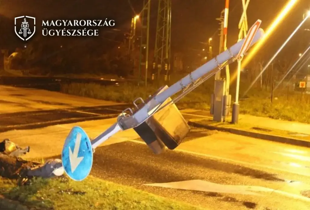 Kidöntötte a vasúti jelzőlámpát egy nő Győrben, majd elhajtott