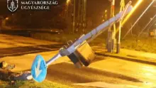 Kidöntötte a vasúti jelzőlámpát egy nő Győrben, majd elhajtott