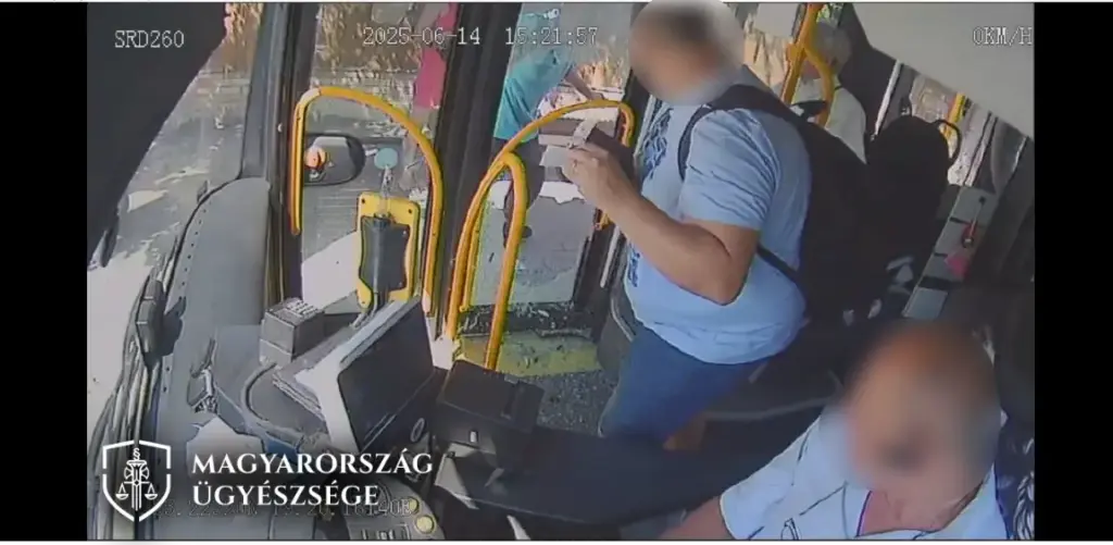 Nem engedték fel a buszra, ezért betörte az ajtót
