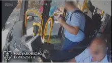 Nem engedték fel a buszra, ezért betörte az ajtót