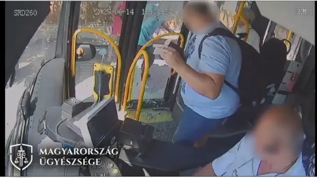 Nem engedték fel a buszra, ezért betörte az ajtót