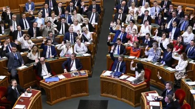 Kétnapos rendkívüli parlamenti ülést hív össze a kormány jövő hétre