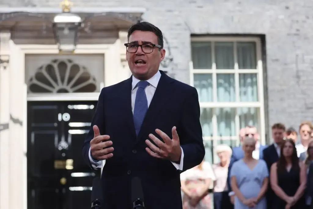 Kormányátalakítást hajtott végre az új brit miniszterelnök, Andy Burnham