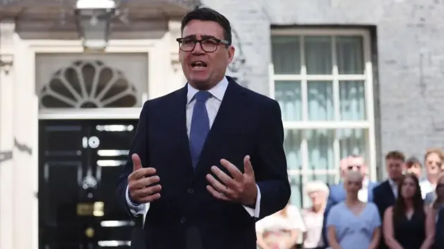 Kormányátalakítást hajtott végre az új brit miniszterelnök, Andy Burnham