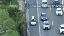A leállósávban előrébb jutottak, messzebbre nem