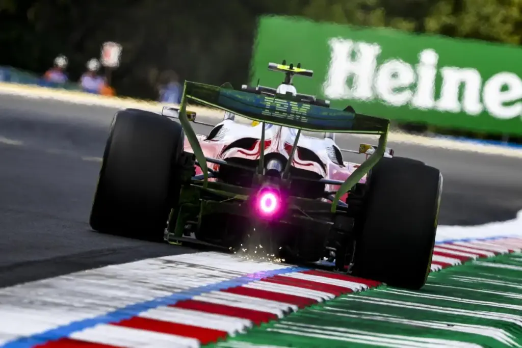 Lewis Hamilton végzett az élen a Magyar Nagydíj második szabadedzésén