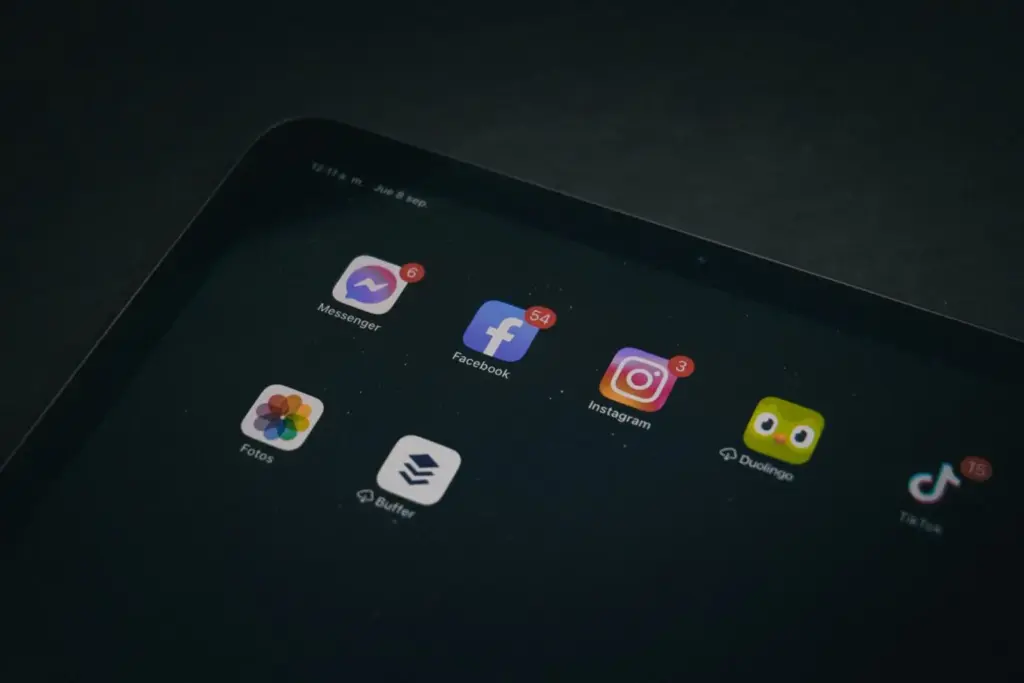 Komoly mentális és fizikai veszélyeket rejt a mobilfüggőség