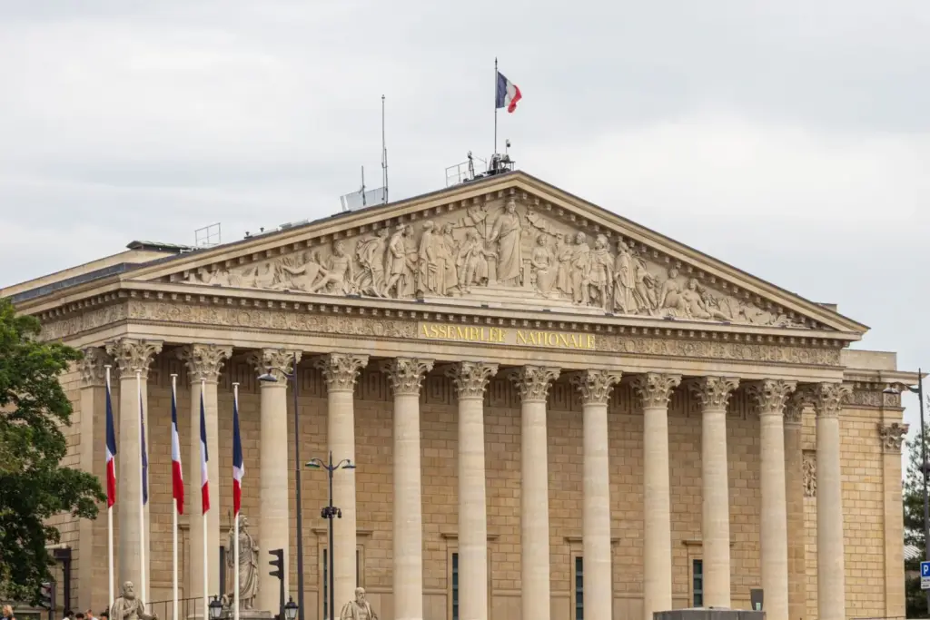 Szigorítaná a francia kormány a választási álhírek terjesztőinek büntetését
