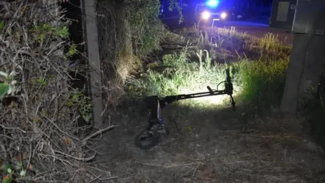 Kék sziréna: Oszlopnak hajtottak rollerrel