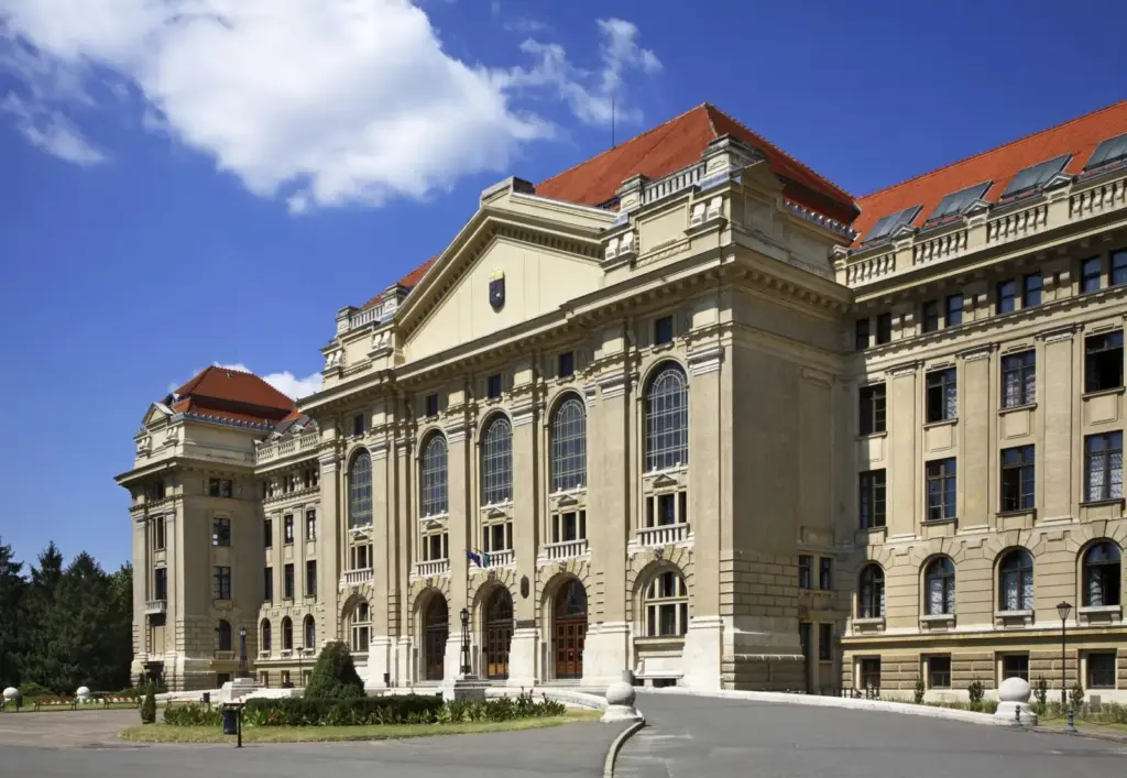 8265 elsőéves kezdi meg tanulmányait a Debreceni Egyetemen 2026-ban