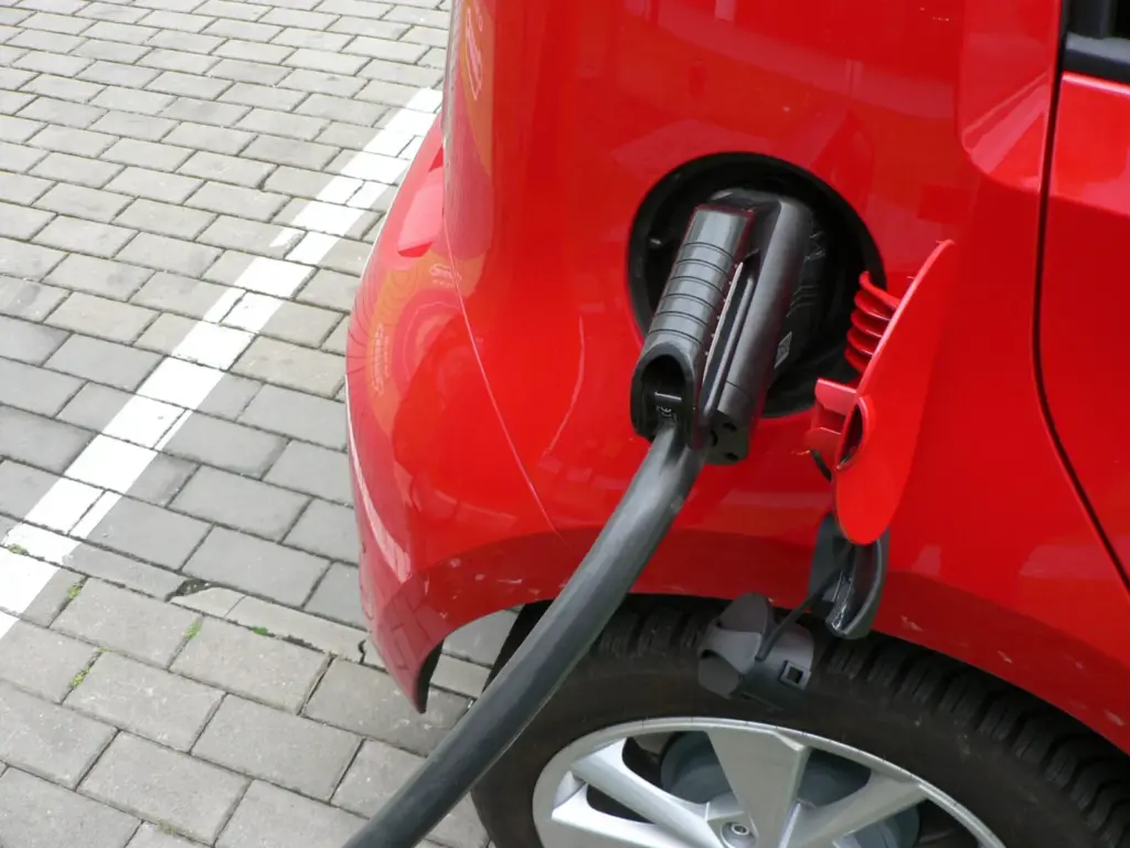 Nagy teljesítményű elektromosautó-töltőkkel bővíti hálózatát a Mol Plugee Magyarországon