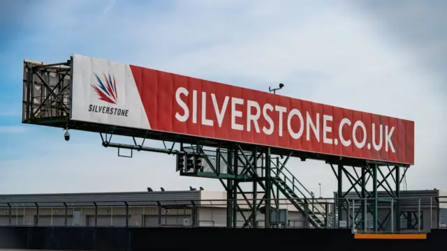 Brit Nagydíj: Lewis Hamilton indulhat az élről a szombati sprintfutamon