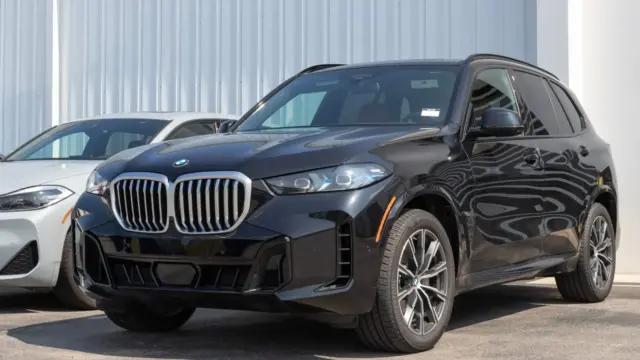 Illegális BMW-k Oroszországban: visszamaradt alkatrészekből építik az autókat